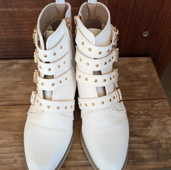 Stylish White Ankle Boots with Pointed Toe and Straps - Picture 7 of 9